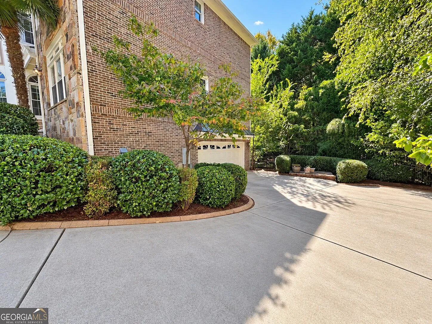 6 bed, 5.5 bath, 5329 sqft, $6,300 — Photo 2