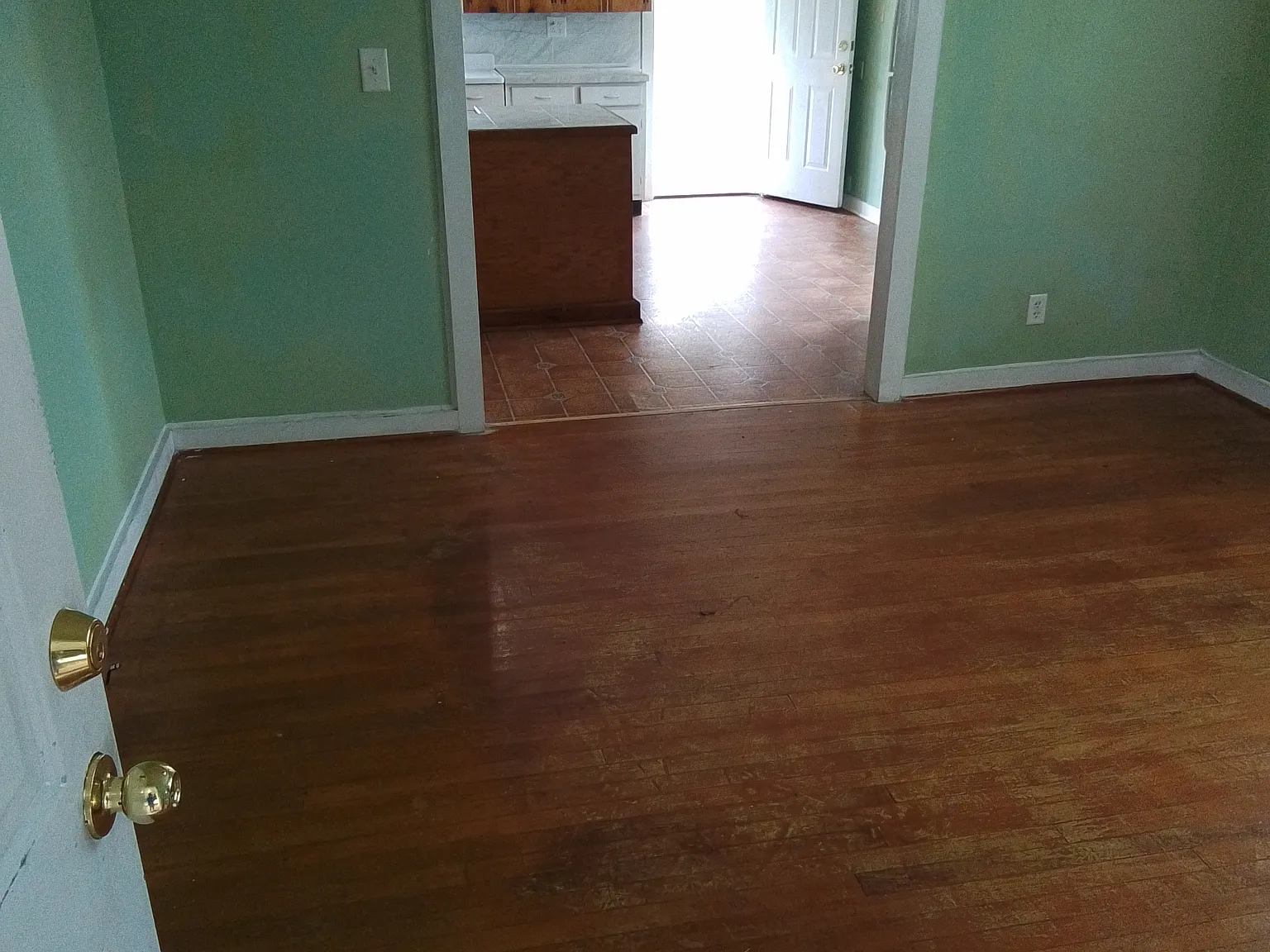 3 bed, 1200 sqft, $950 — Photo 2