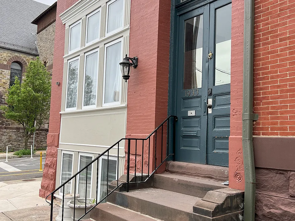 1933 Saint Paul St #4