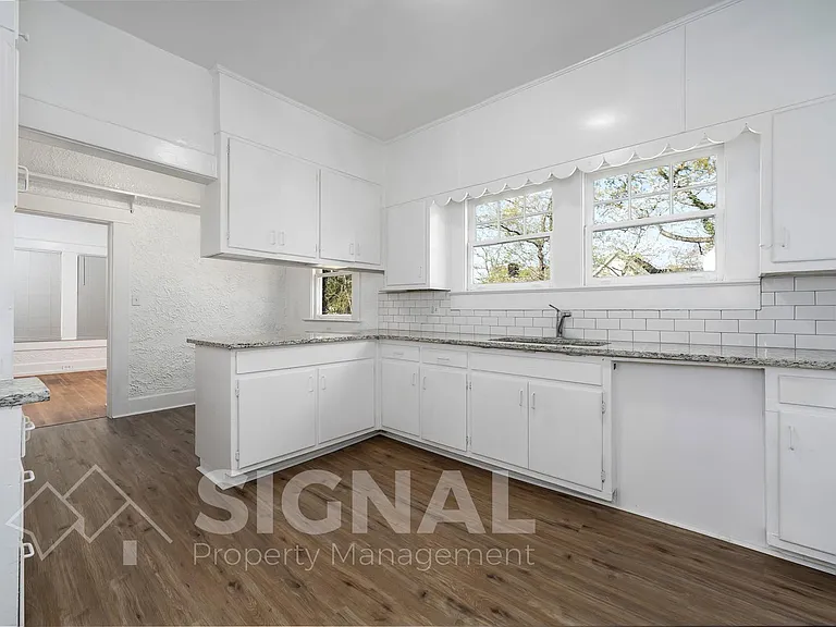 1526 42nd St — Photo 11
