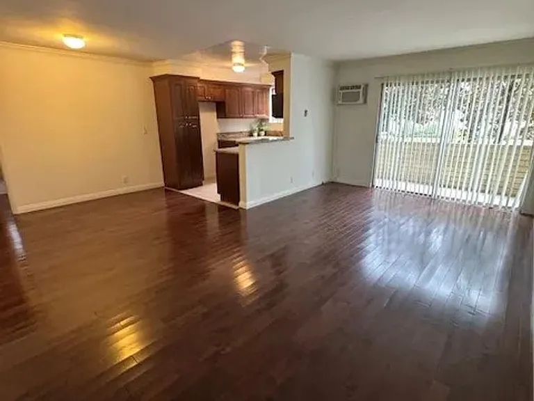 14306 Riverside Dr — Photo 9