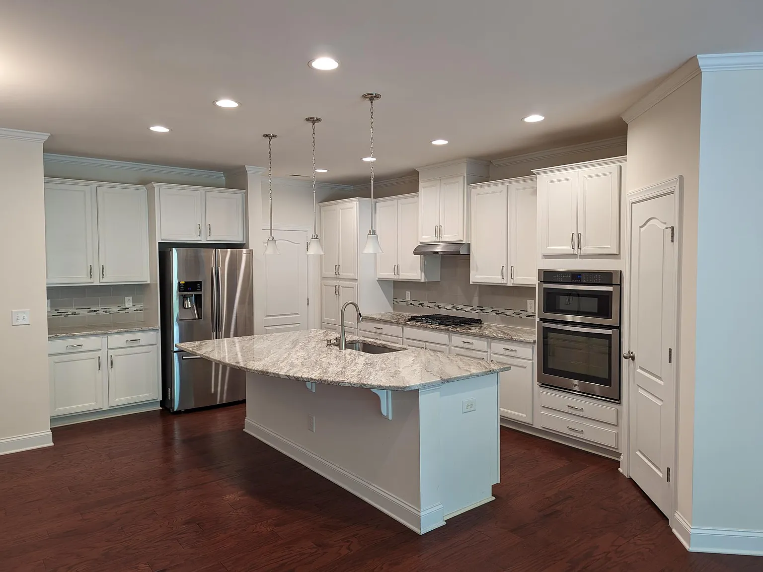 3 bed, 2.5 bath, 2285 sqft, $2,300 — Photo 4