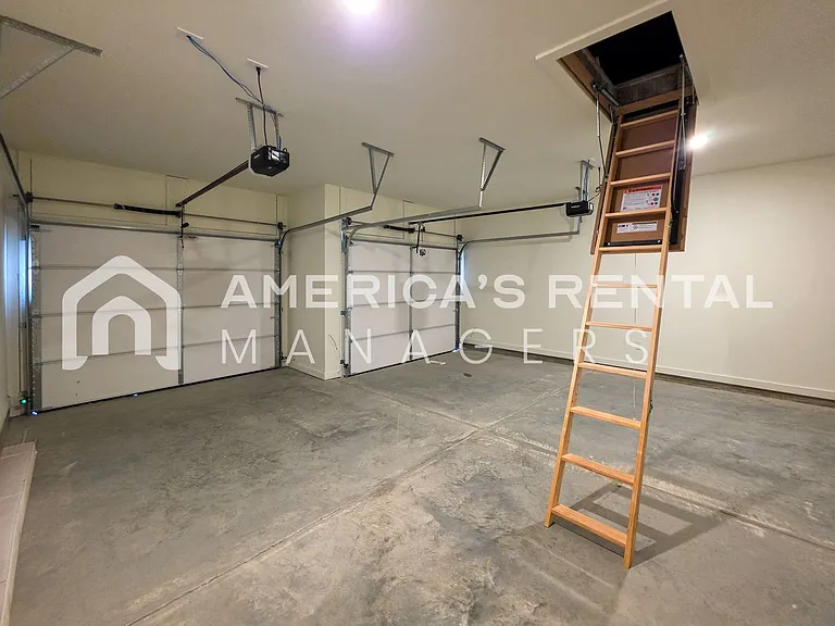 1019 Grand River Blvd W — Photo 28