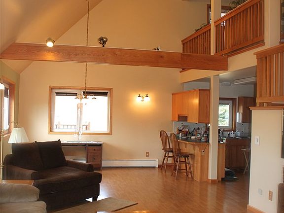 4th image of 597 Hillcrest Dr