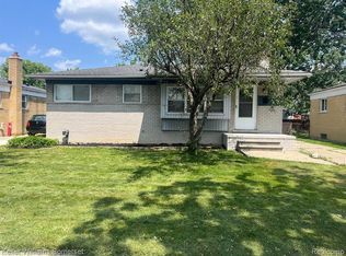 21437 Lakebreeze St, Saint Clair Shores, MI 48082