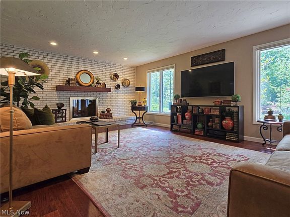 3rd image of 3582 Canterbury Rd