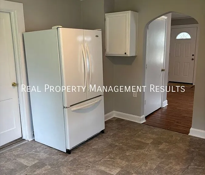 1111 Stanley Ave — Photo 6