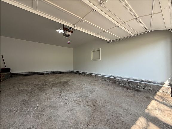 4th image of 1656 Jefferson Rd