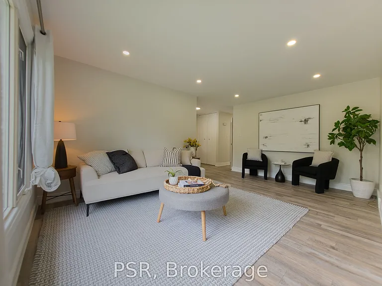 88 Upper Canada Dr — Photo 4