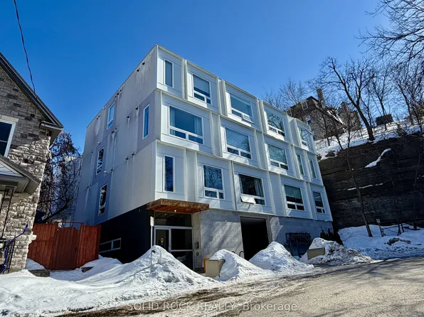 22 Perkins St #204, Ottawa, ON K1R 7G5