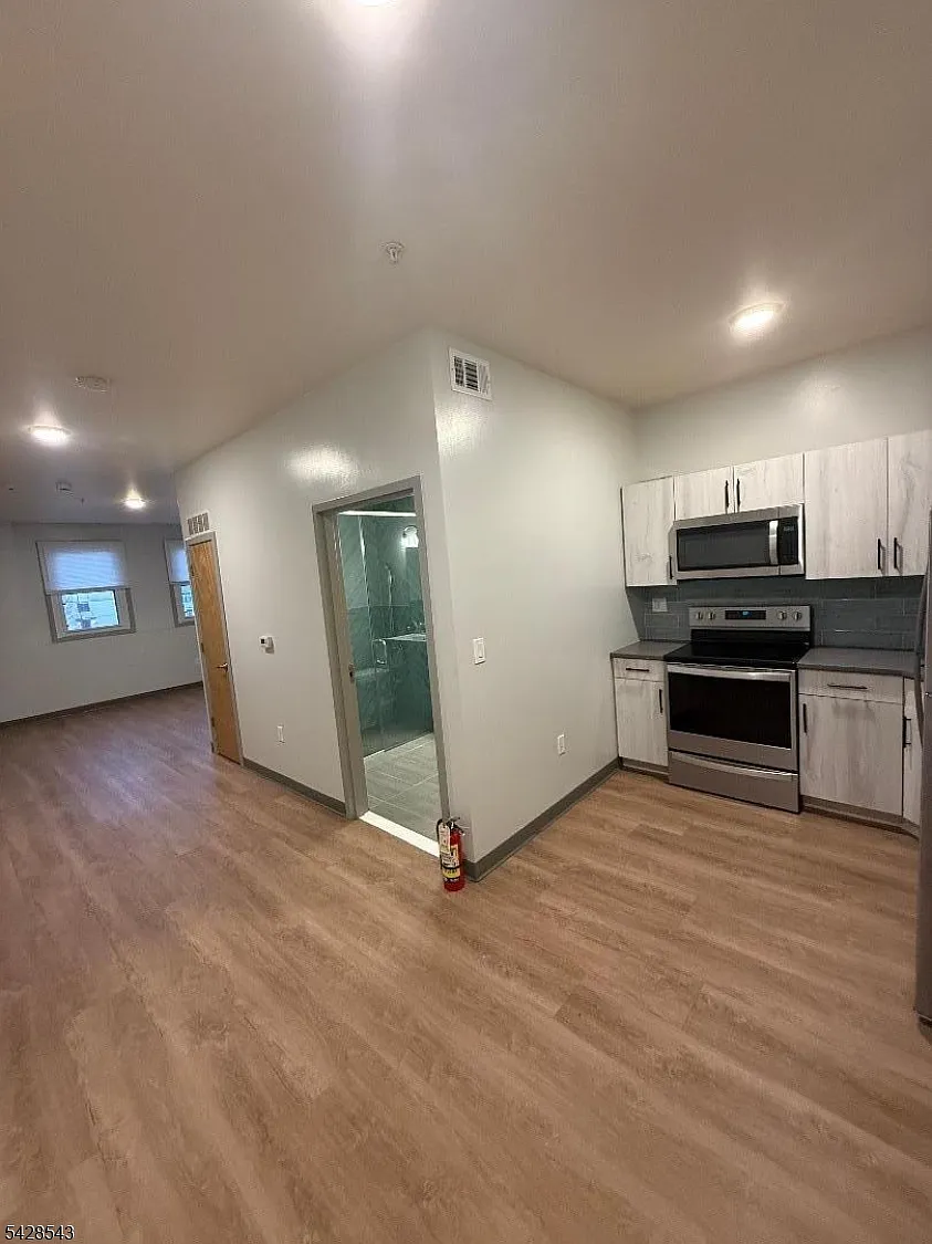 Studio, 1.0 bath, $1,550 — Photo 3