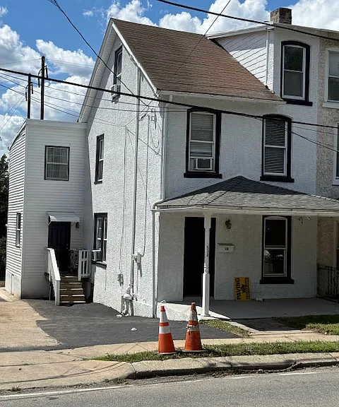 530 W Elm St — Photo 1
