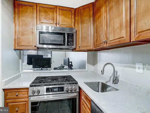 5th image of 2030 N Adams St APT 1112