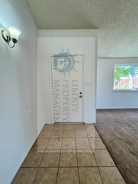 3 bed, 1215 sqft, $2,095 — Photo 3