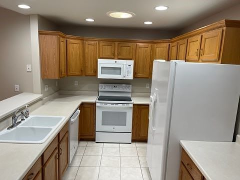 5th image of 223 SE Lowell Dr