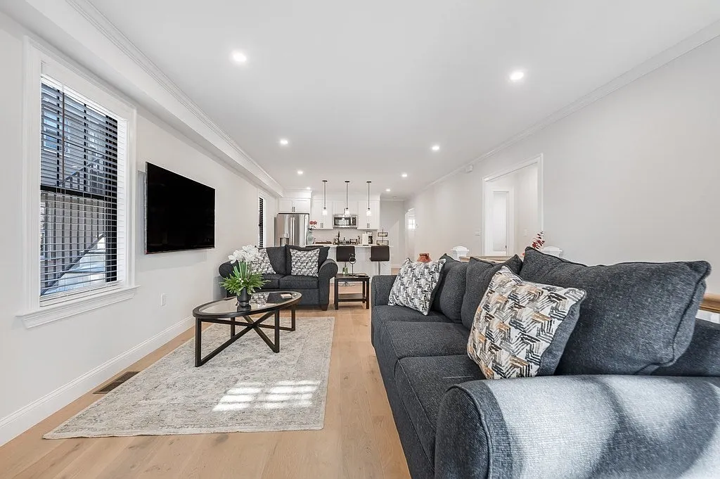 6 bed, 2100 sqft, $5,900 — Photo 3