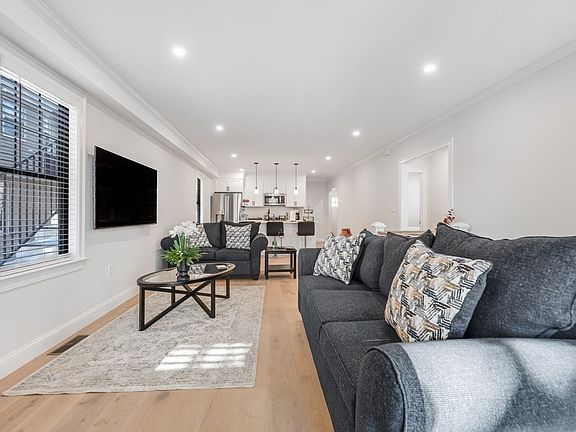 3rd image of 34 Perthshire Rd #34