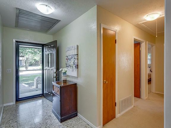 3rd image of 1901 Westridge Dr