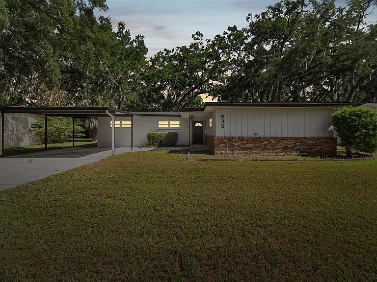 535 W Palmeden Dr — Photo 2