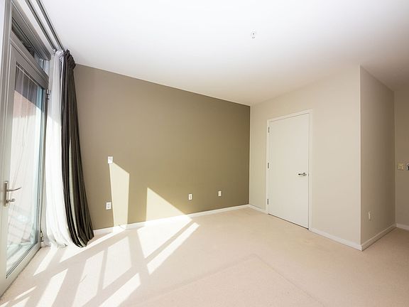 4th image of 325 Berry St #506-1