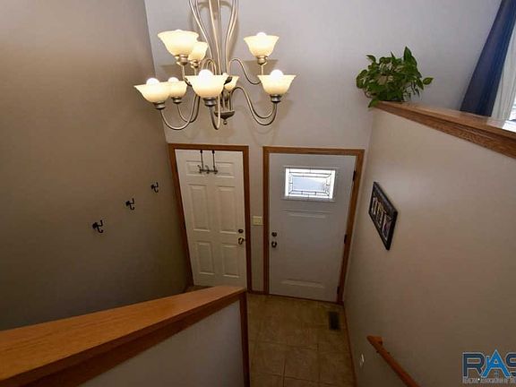 2nd image of 812 Lois Ln