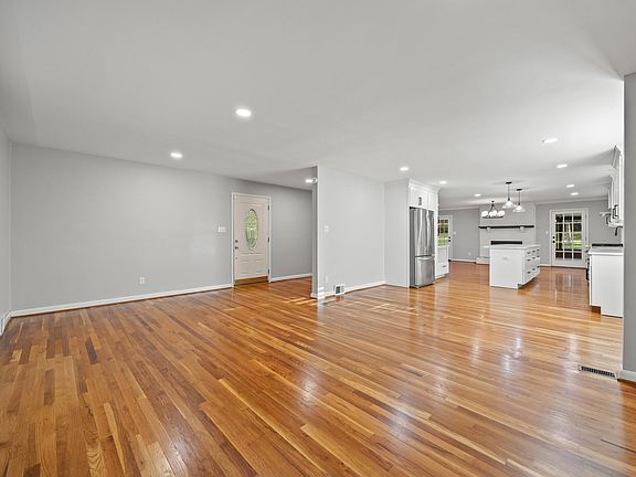 3rd image of 765 Zandale Dr