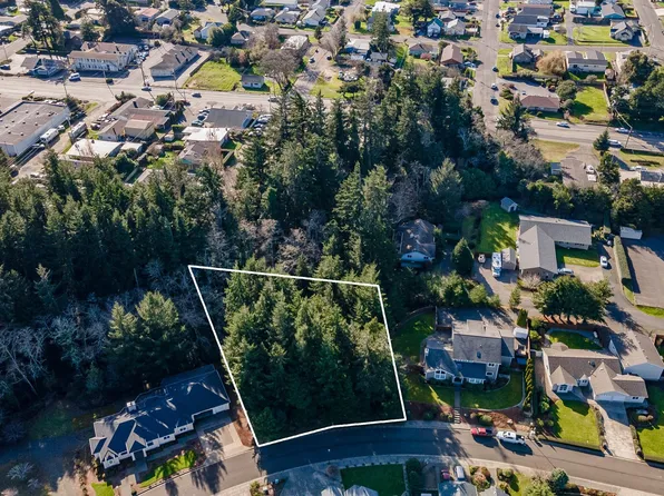 2710 Alder Ridge Dr, North Bend, OR 97459