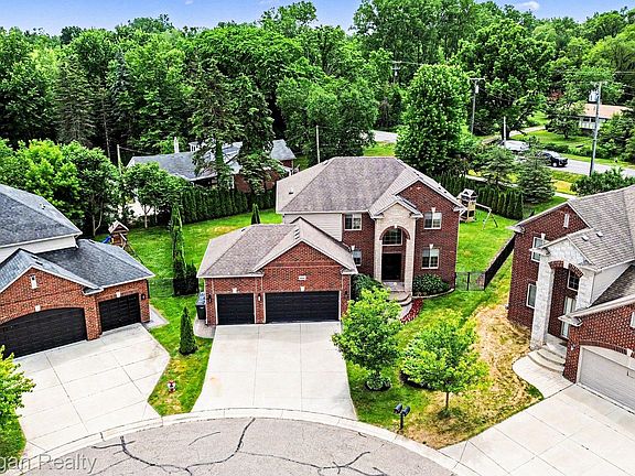 3rd image of 46161 S Manitou Ct