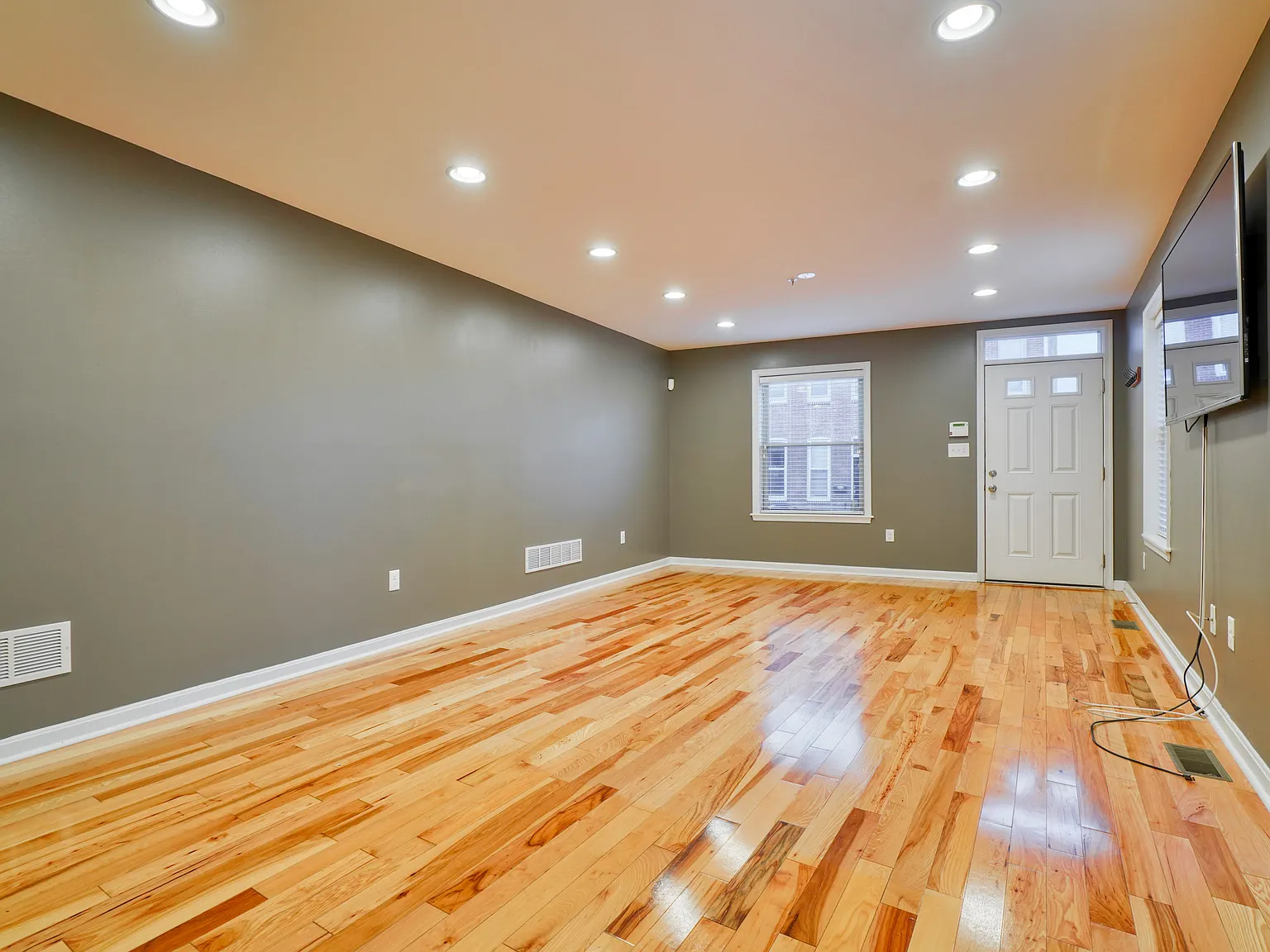 64 E Heath St — Photo 4