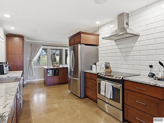 5th image of 206 Bellevue Blvd S