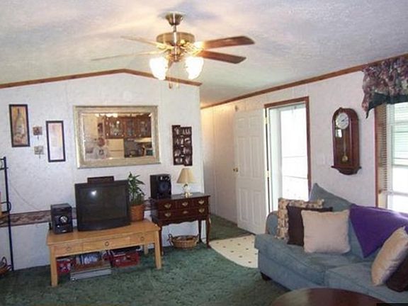 4th image of 44 Parkway Dr #44