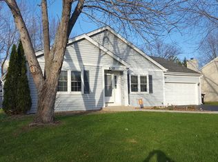 610 Wood Creek Dr, Island Lake, IL 60042