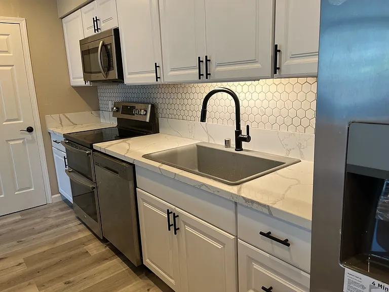 Los Arboles Apartments — Photo 12