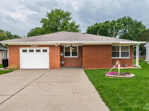 1865 Hemmeter Rd, Saginaw, MI 48638