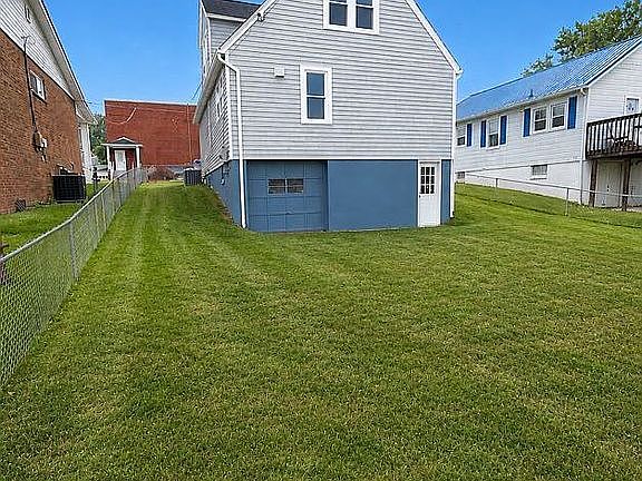 3rd image of 728 Shaw St