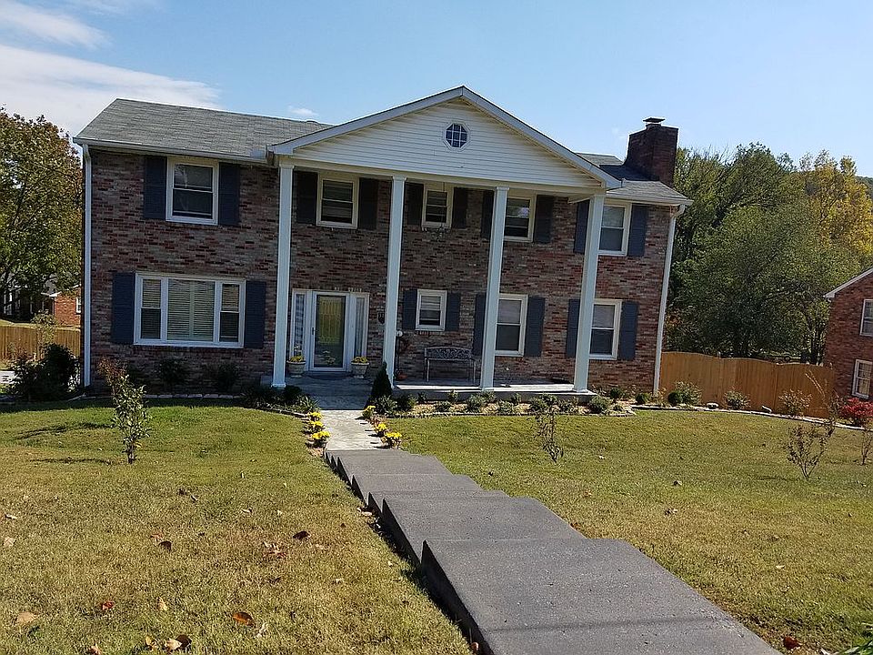 corner lot/Neuhoff Ln view