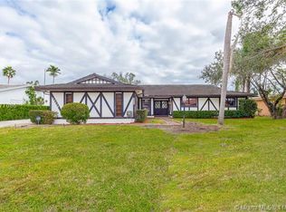 19225 E Saint Andrews Dr, Hialeah, FL 33015