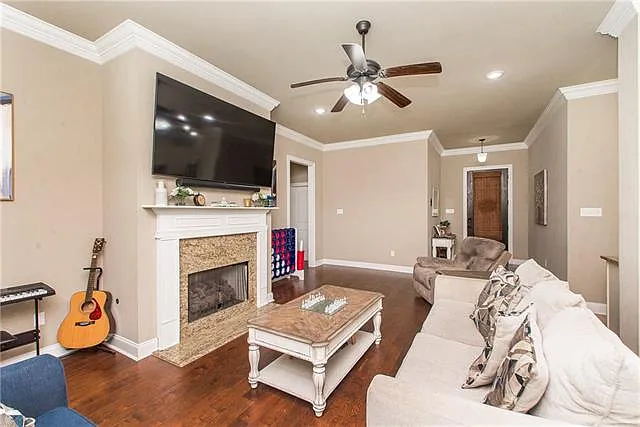 4 bed, 2.0 bath, 1850 sqft, $3,840 — Photo 4