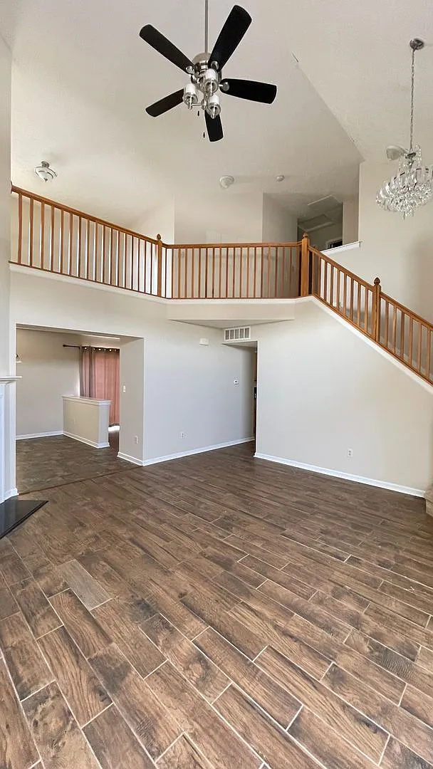 Spacious 2 Story 3 Bedroom 2.5 Bath House with a Large Fenced Backyard — Photo 3