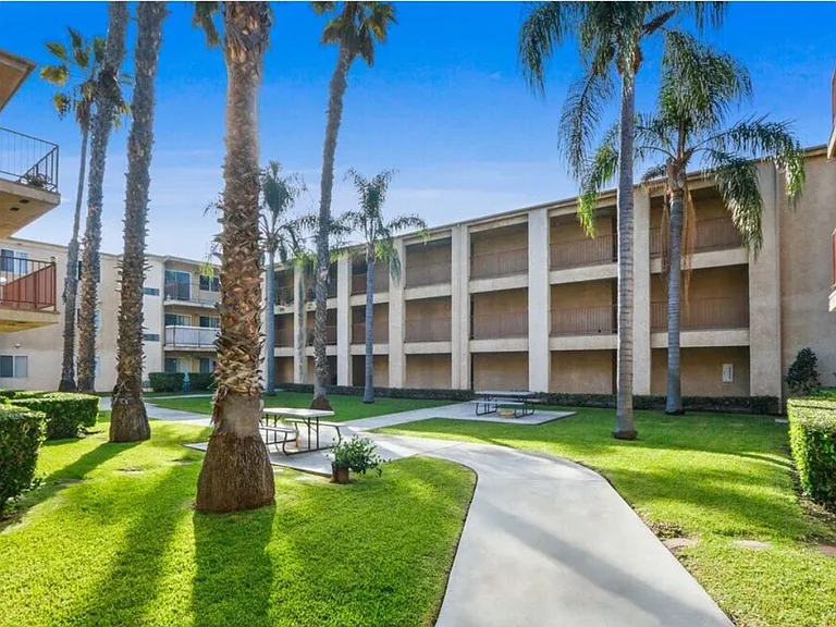 Hawaiian Terrace Apartments — Photo 9