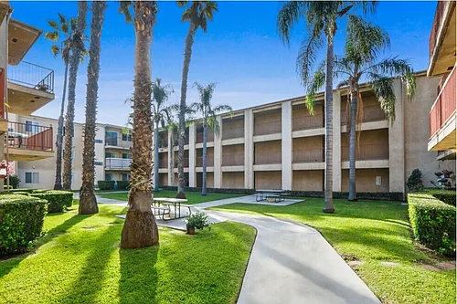 Hawaiian Terrace Apartments Photo 1