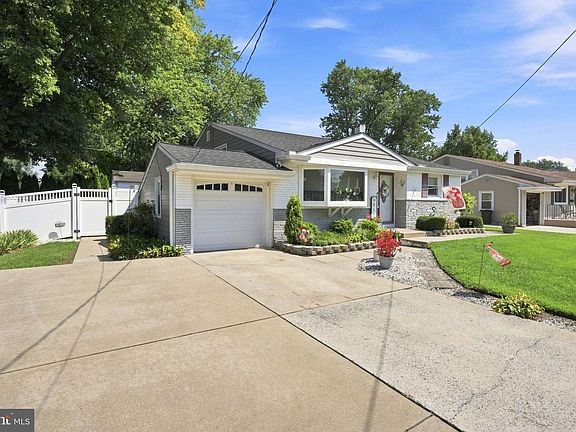 3rd image of 49 Rockville Dr
