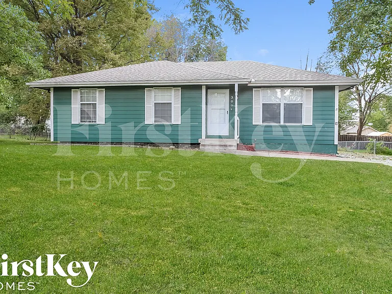 308 Oak St W — Photo 1