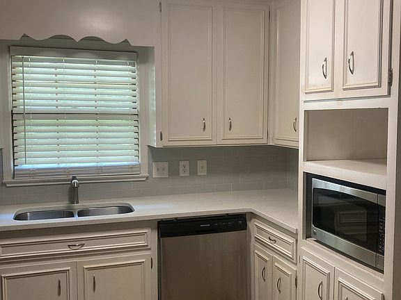 5th image of 601 Larkin Ln