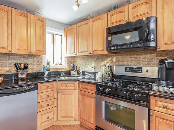 4th image of 32 Bay Ave APT 17