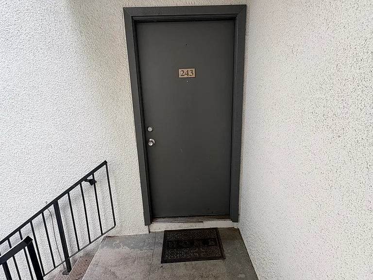 740 W Elm St #243 — Photo 3