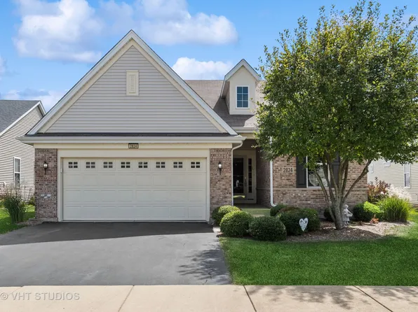 2824 Hillcrest Cir, Naperville, IL 60564