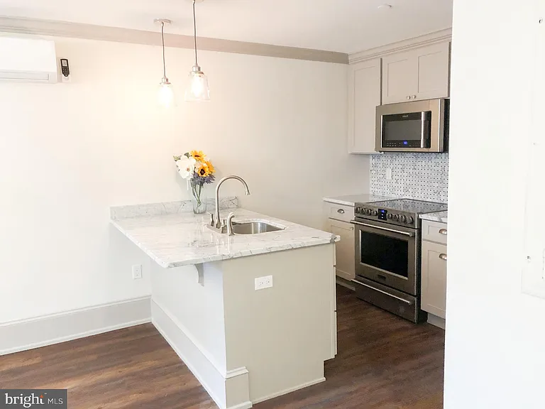 1302 E Capitol St NE #B — Photo 4