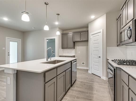 5th image of 3350 Conroe St