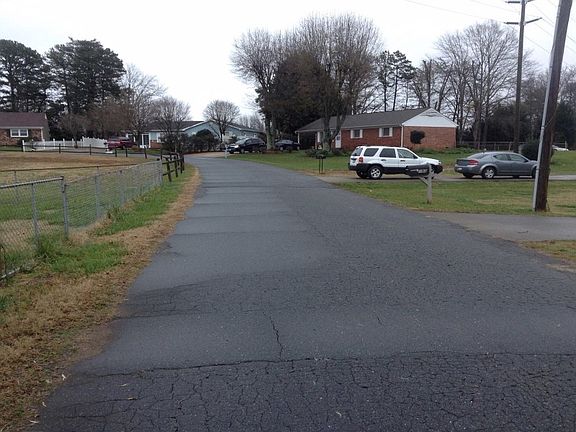 4th image of 200 Oldcastle Ln
